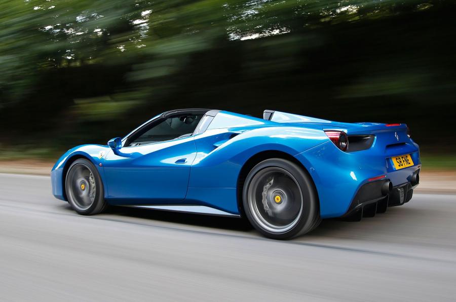 Ferrari 488 Spider 2016 года  (UK) (фото 18 из 28)